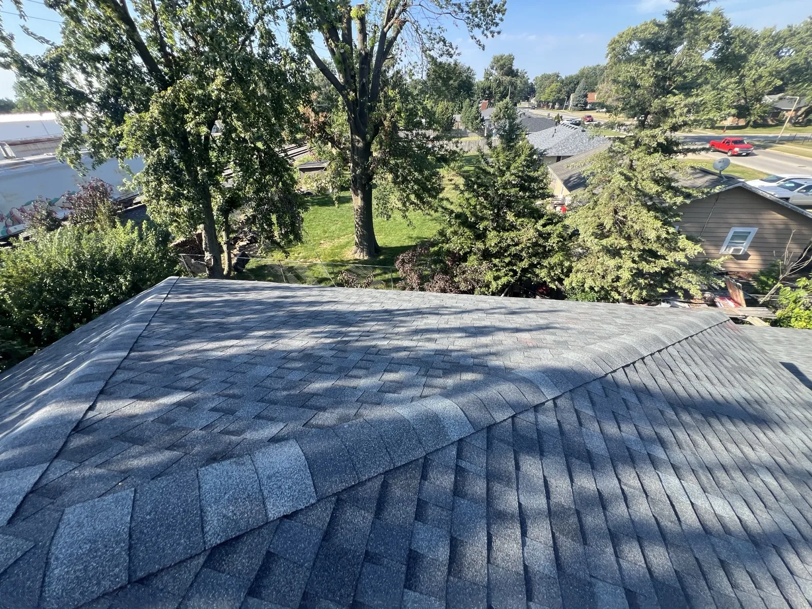 New charcoal gray architectural shingle roof on a residential home in Aurora, IL