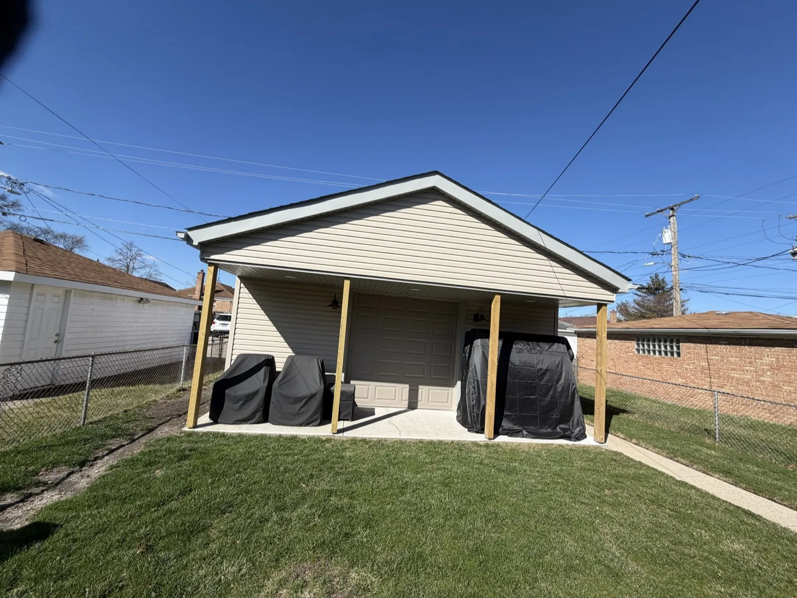 New asphalt architectural shingle roof on a garage with vinyl siding in Bellwood, IL