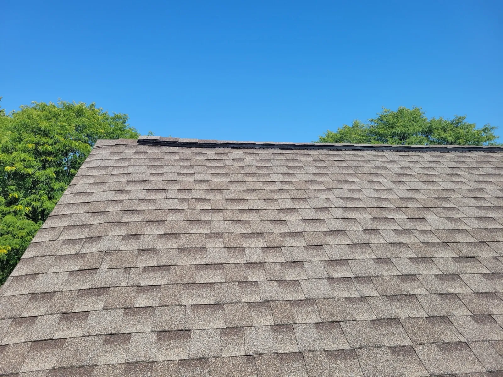 New brown architectural shingle roof on a residential home in Burr Ridge, IL