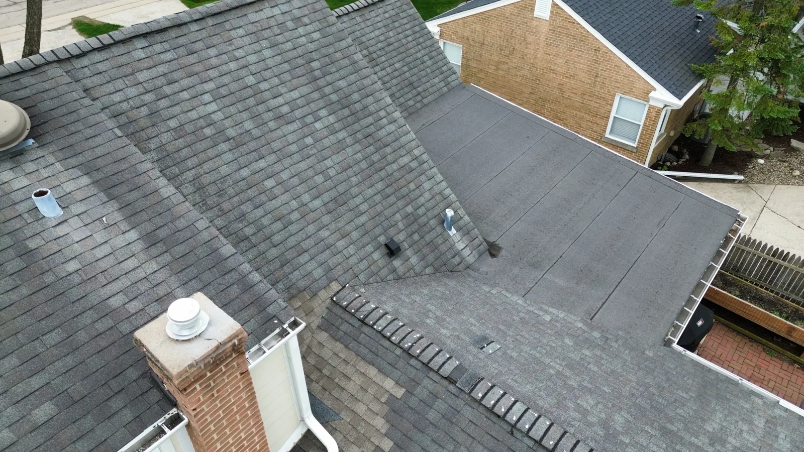 A gray asphalt architectural shingle roof on a multi-level home in Clarendon Hills, IL