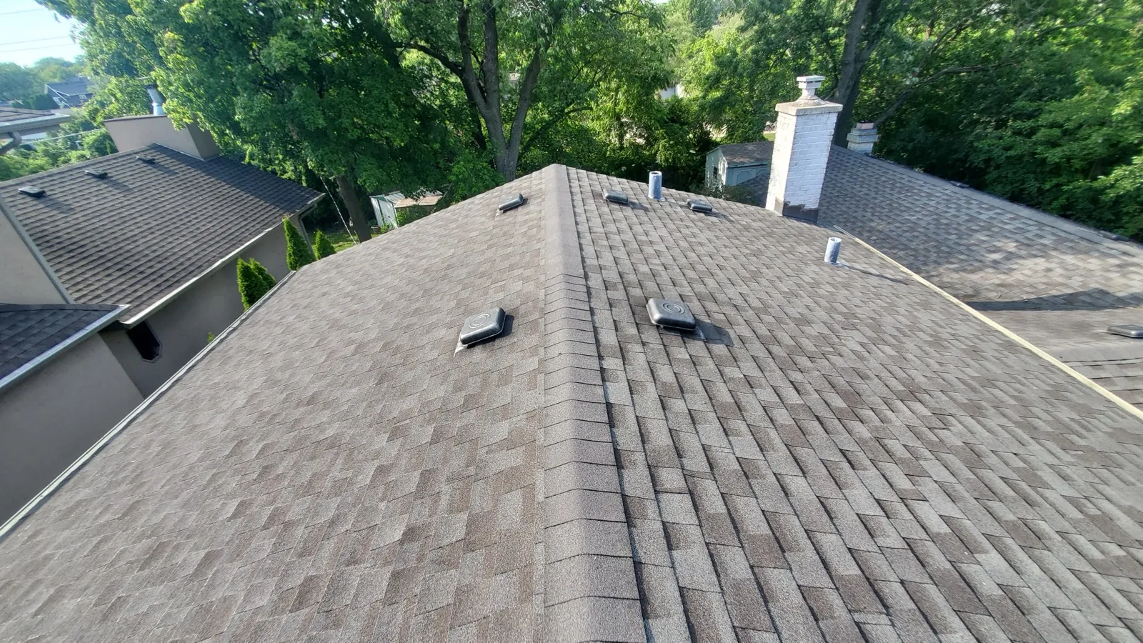 New brown architectural shingle roof on a residential home in Clarendon Hills, IL