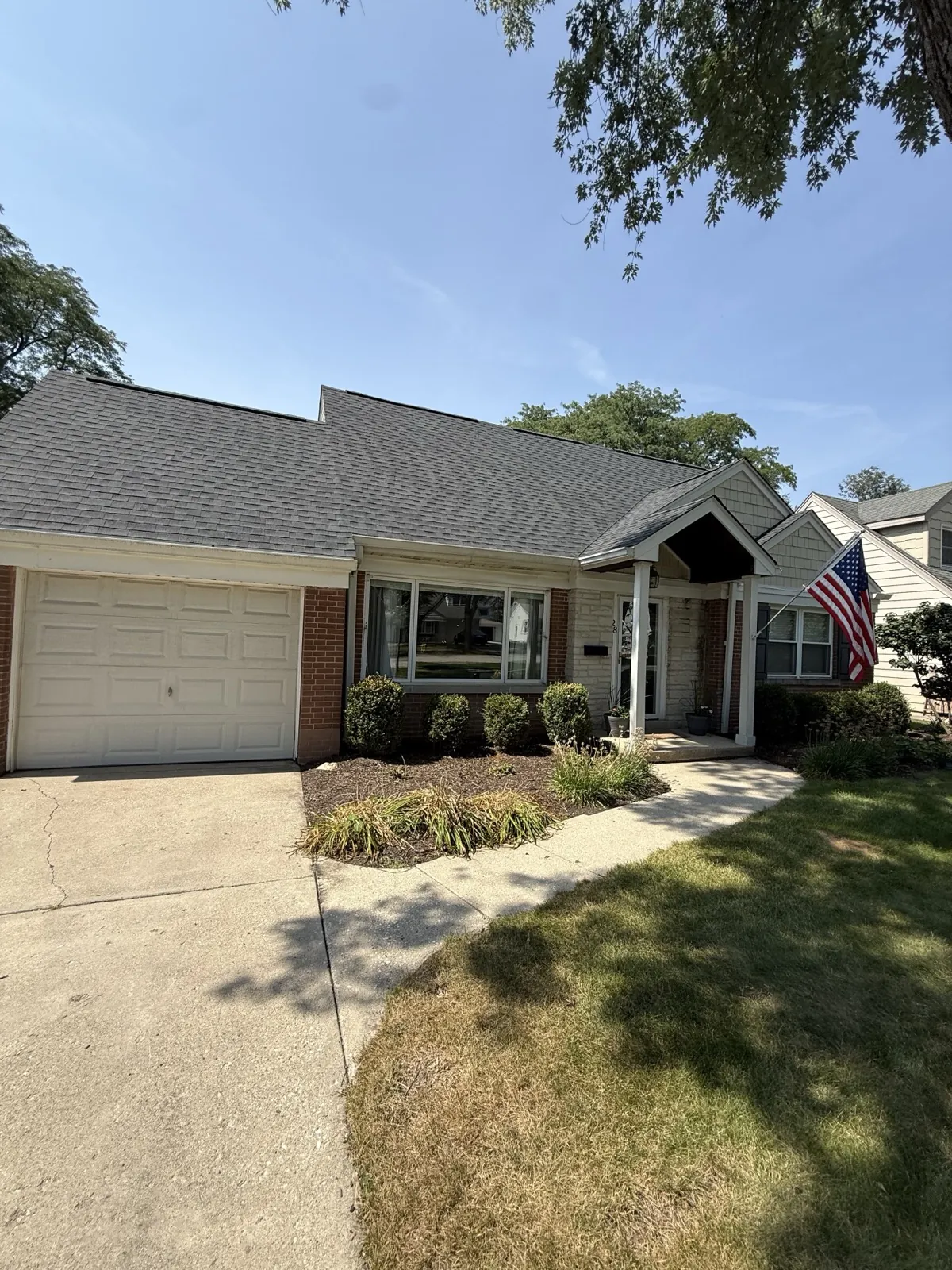New charcoal architectural shingle roof on a single-story home in Clarendon Hills, IL
