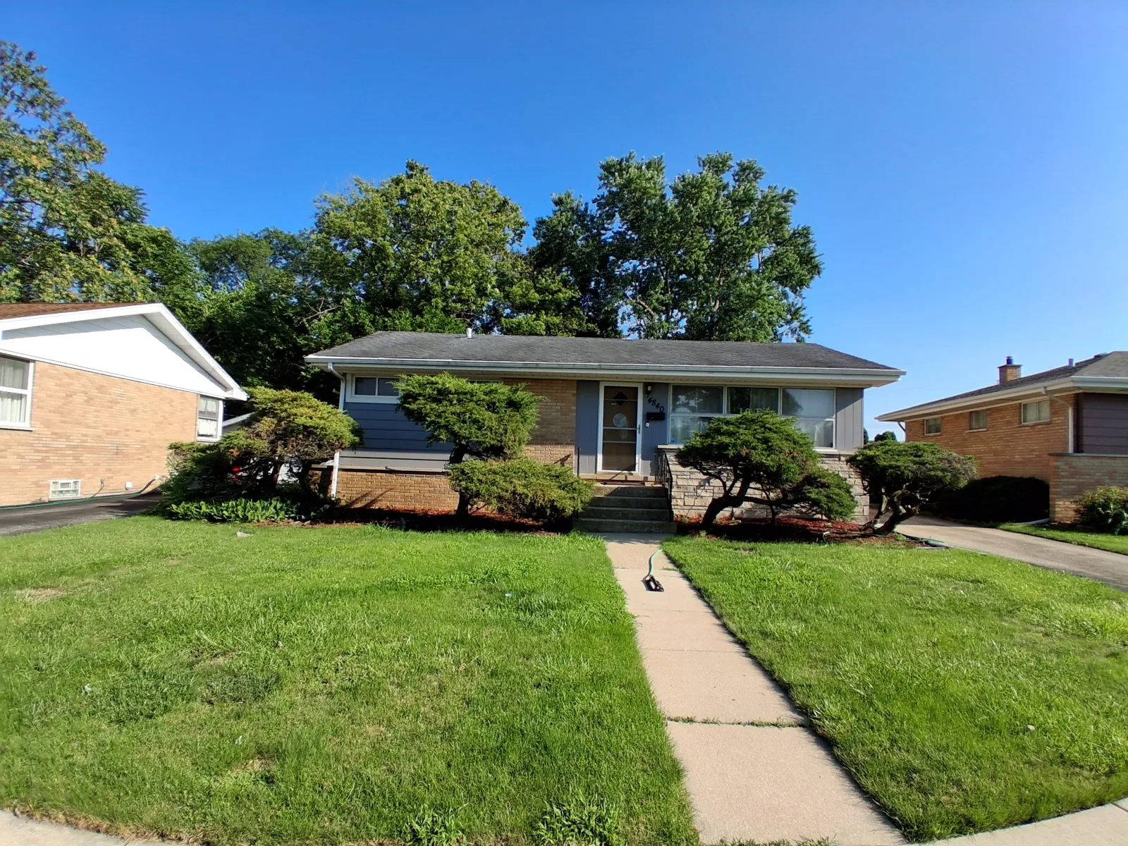 A gray asphalt architectural shingle roof on a ranch-style home in Hillside, IL