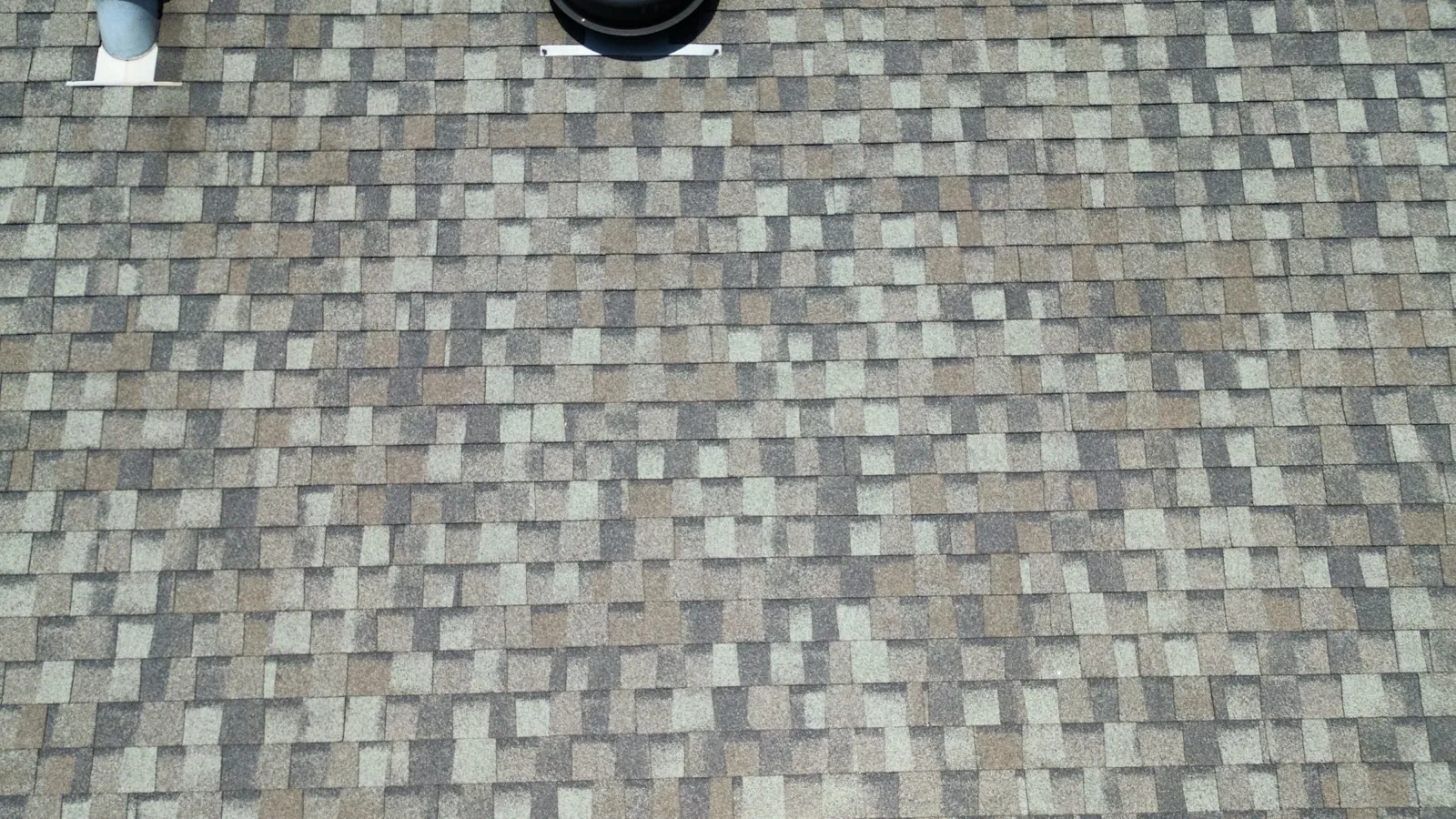 Close-up view of a new multi-toned architectural shingle roof in Oswego, IL