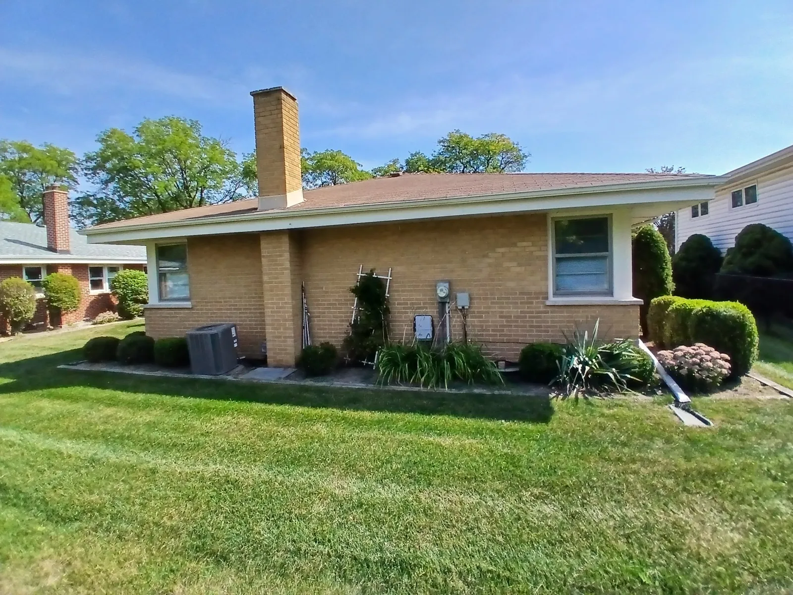 New brown architectural shingle roof on a brick ranch-style home in Park Ridge, IL