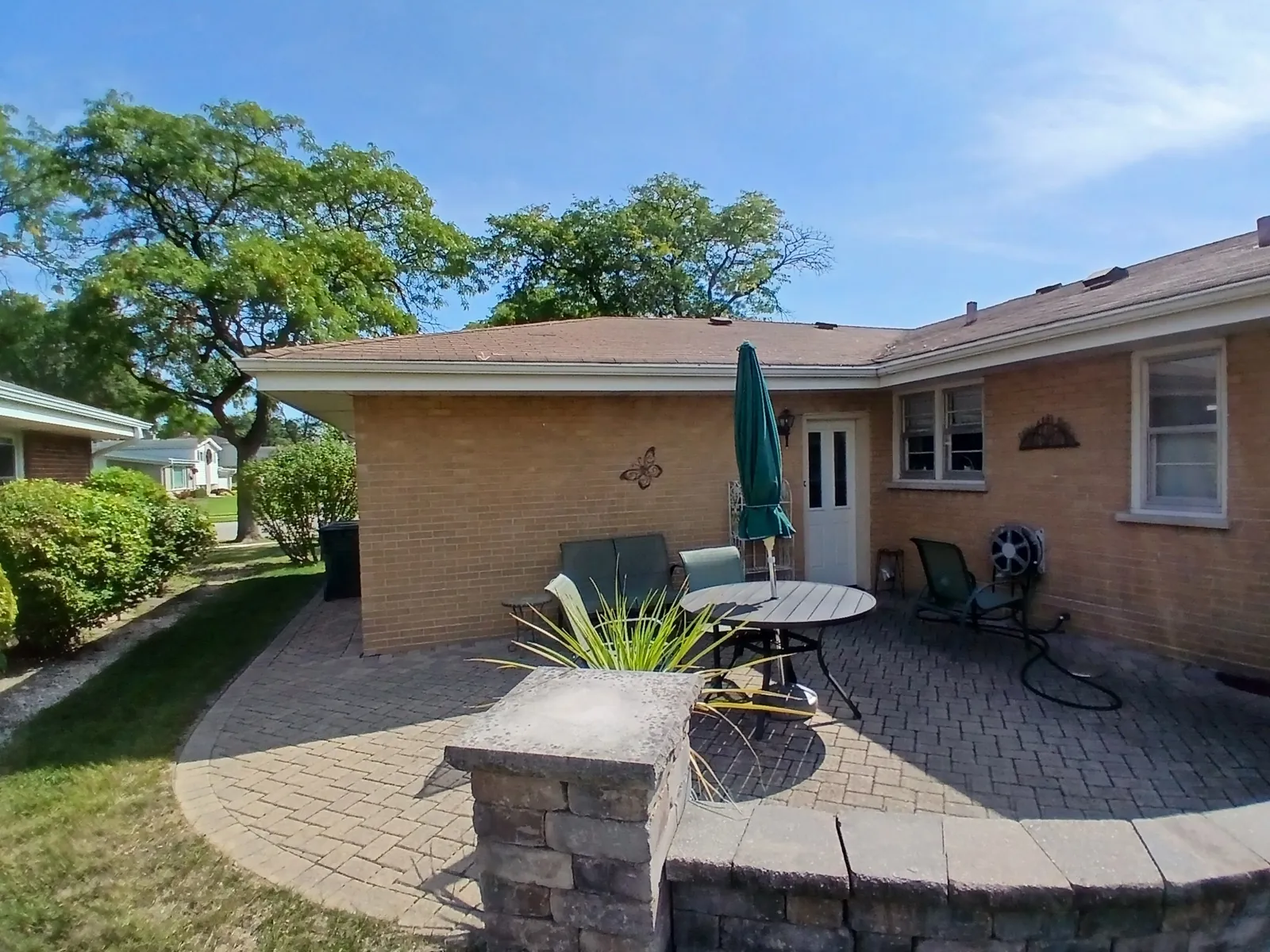 A brown asphalt shingle roof on a single-story brick home in Park Ridge, IL