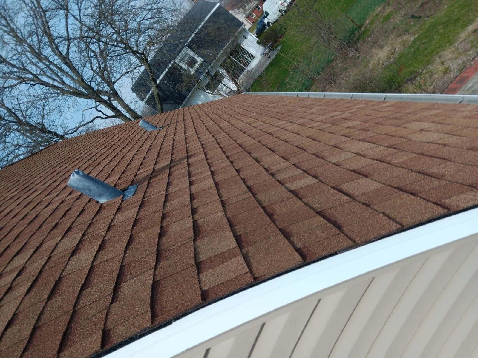 New brown architectural shingle roof on a residential home in Schaumburg, IL