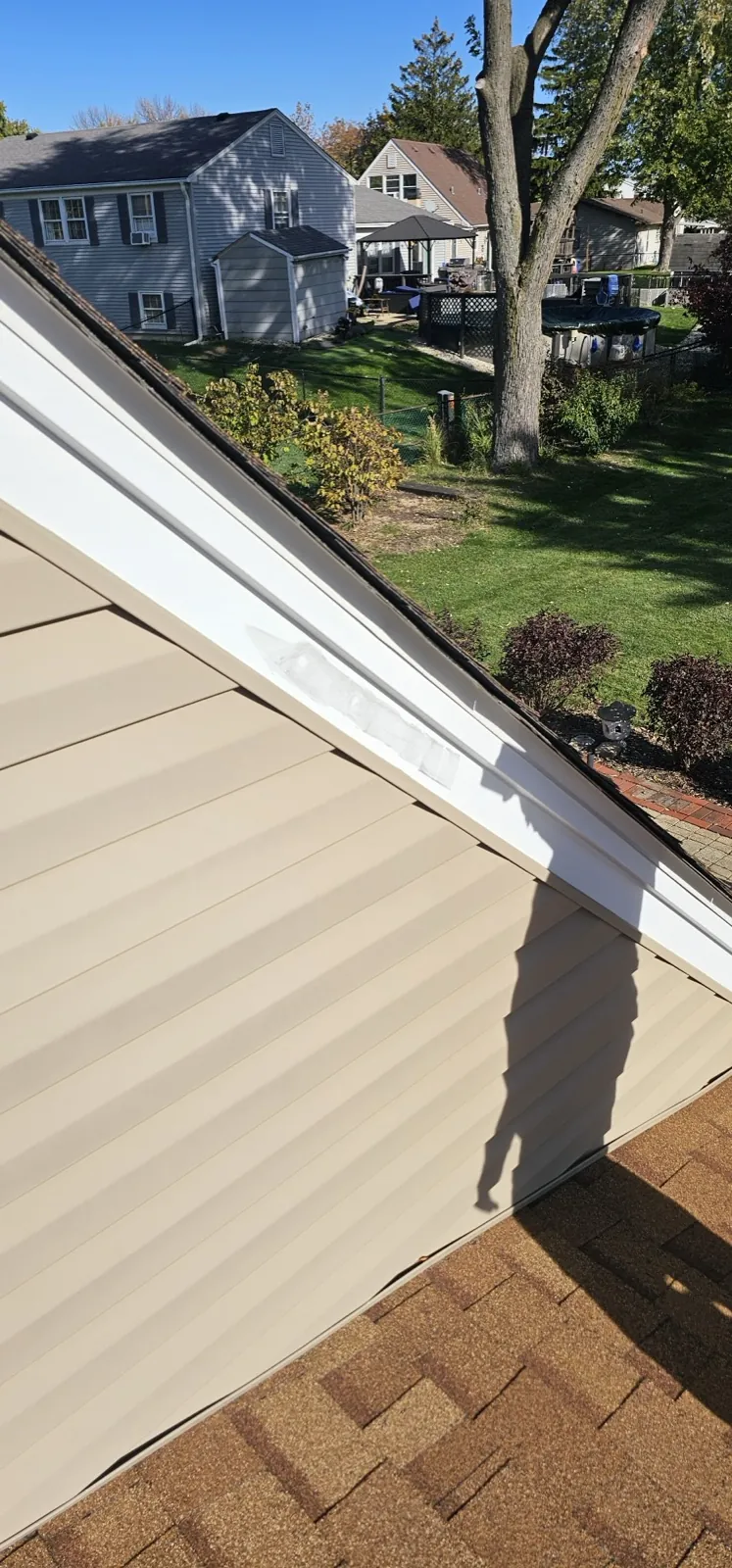 New brown architectural shingle roof on a home with tan siding in Schaumburg, IL