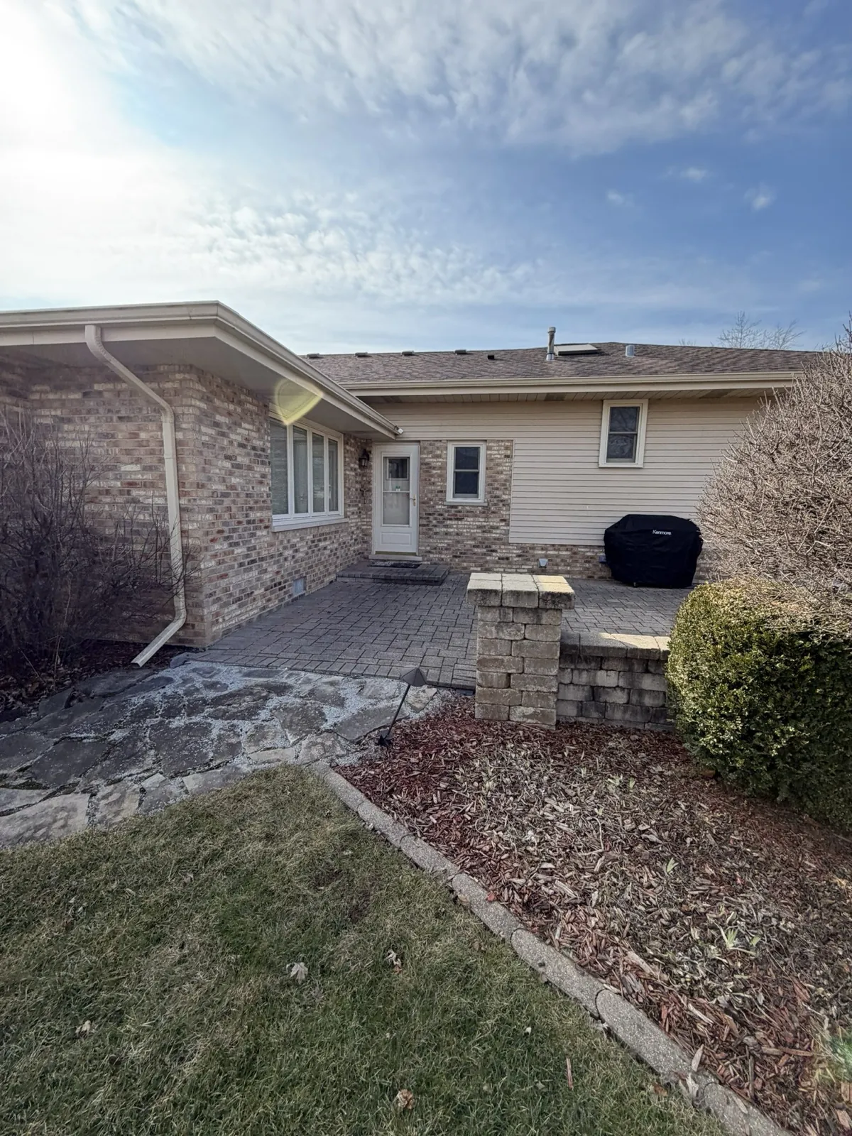 A view of a home featuring a new asphalt shingle roof and siding in Tinley Park, IL