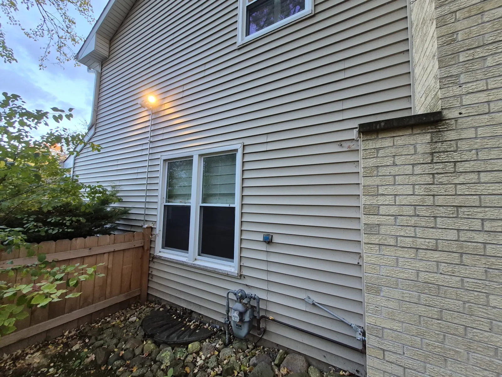 Beige vinyl siding installed on the exterior of a home in Vernon Hills, IL