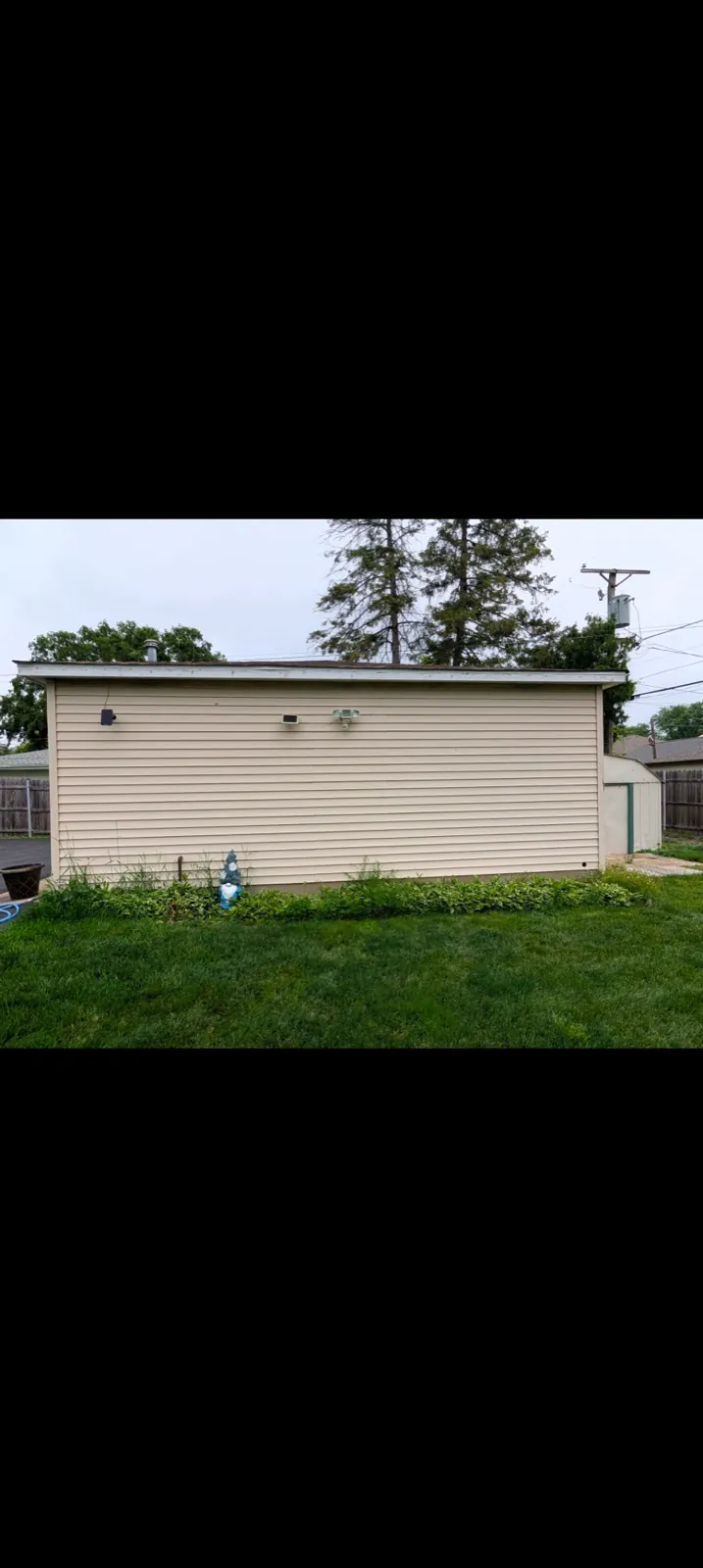 New beige vinyl siding on a single-story building in Villa Park, IL