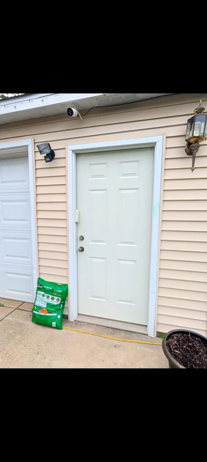 New beige vinyl siding on a residential home in Villa Park, IL