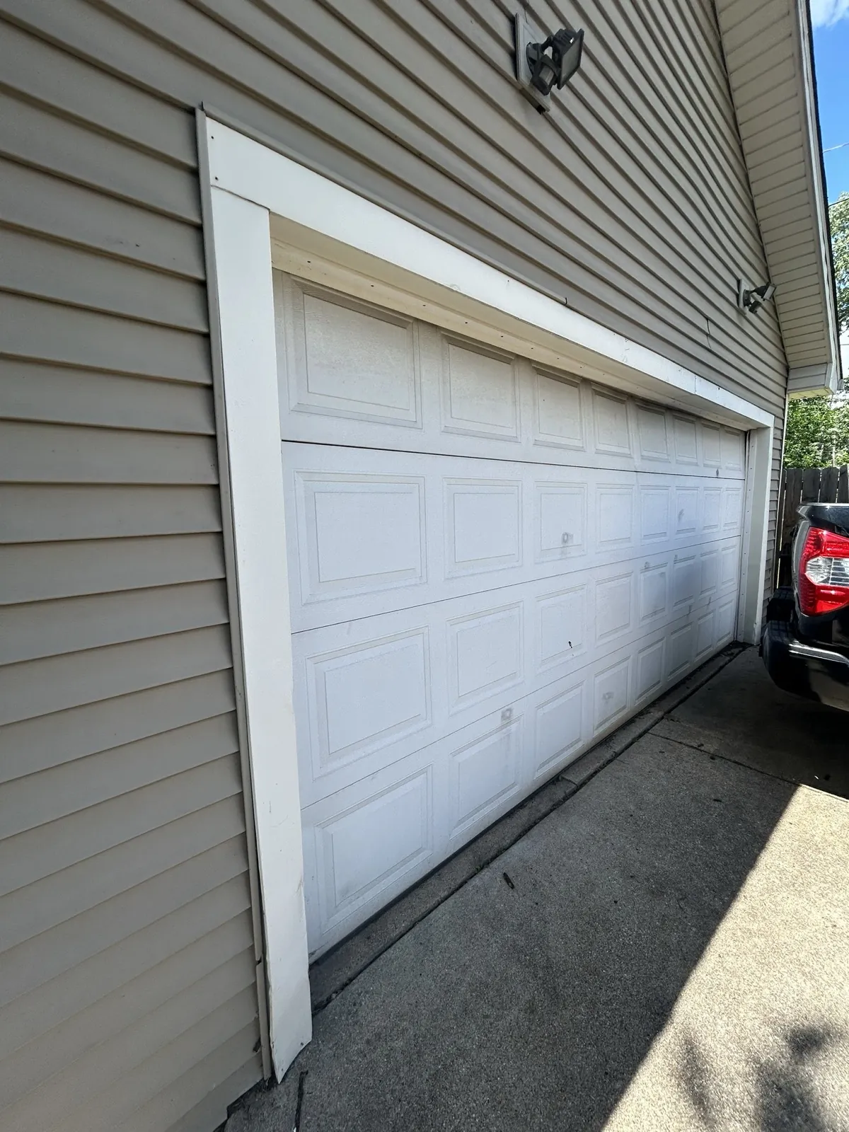 Beige vinyl siding on a home exterior with a white garage door in Villa Park, IL