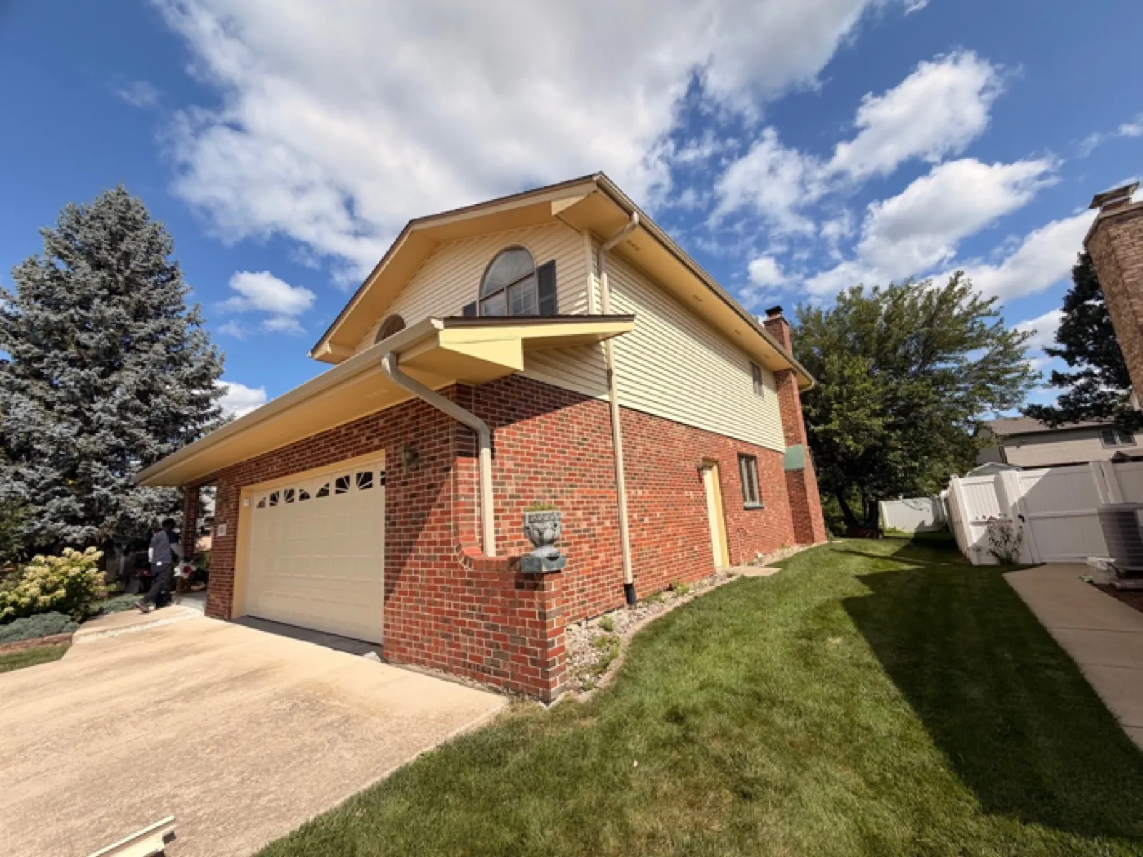 A new asphalt architectural shingle roof on a multi-story home with brick and siding siding in Woodridge, IL