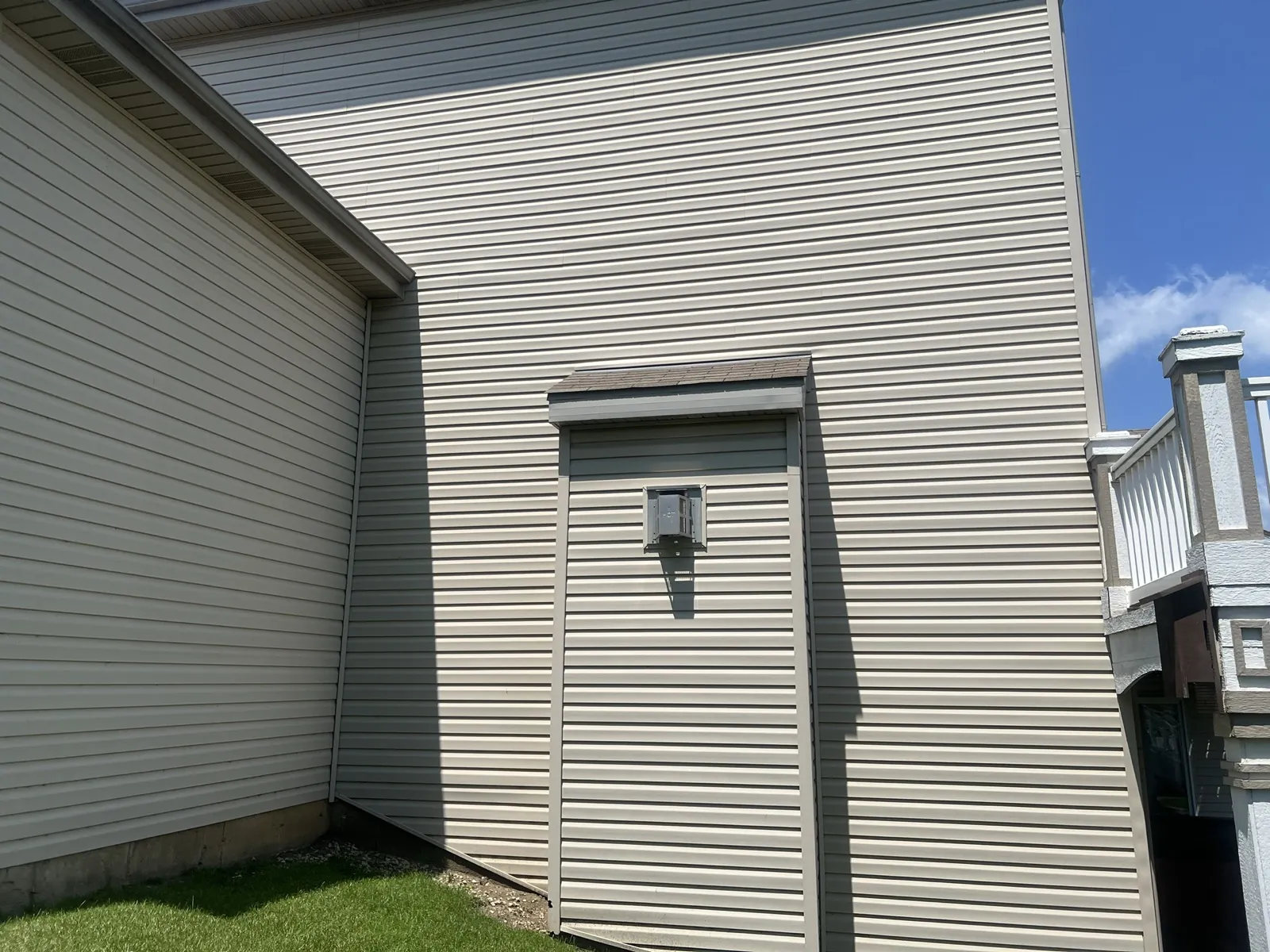 New beige vinyl siding installed on a residential exterior wall in Yorkville, IL